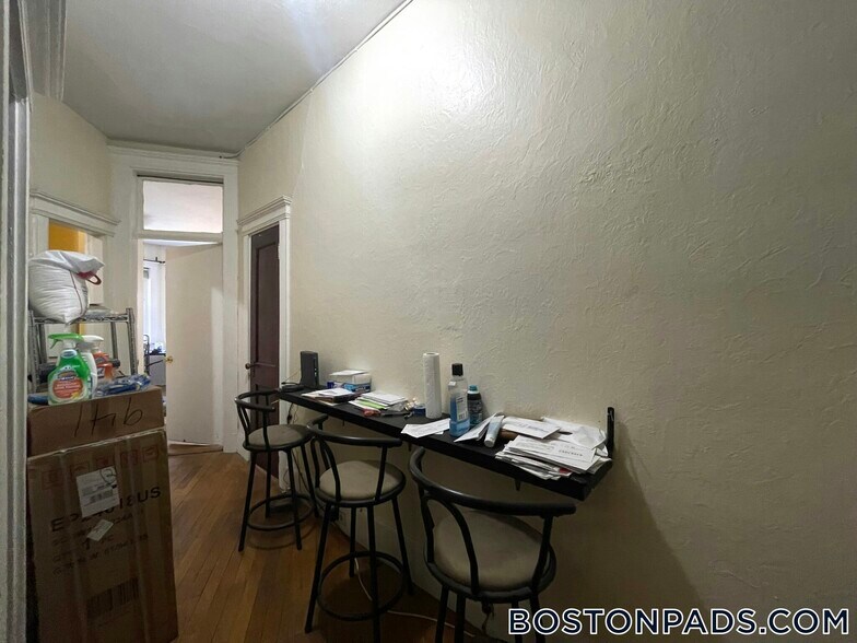 Building Photo - 463 Park Dr