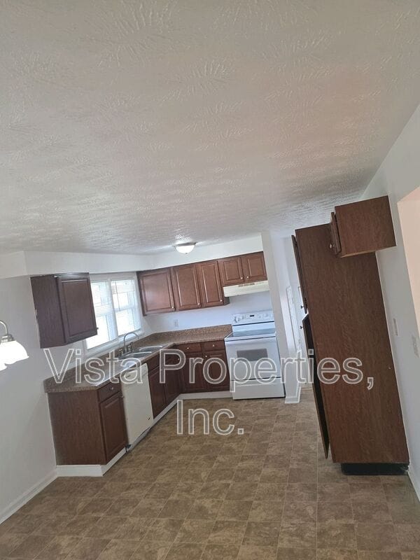 Building Photo - 7802 Columbine Dr