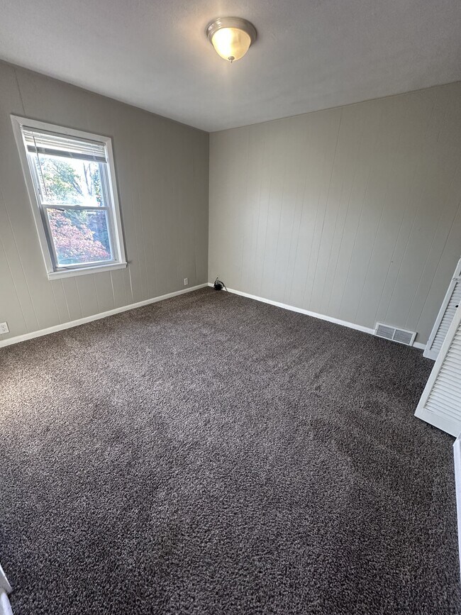 Building Photo - 8009 Vineyard Ave