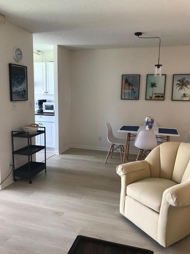 Building Photo - 353 S US Hwy 1