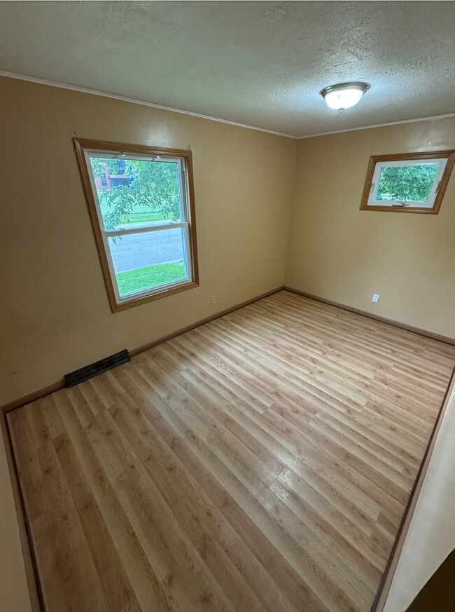 Building Photo - "Charming 3-Bedroom Retreat on Norwood Street – Your Cozy Brainerd Haven Awaits!"