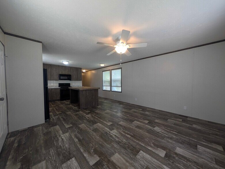 Building Photo - 38055 Leverette Ave