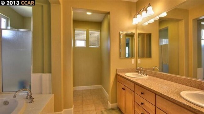 Building Photo - Gorgeous Contemporary Home with Many Luxur...
