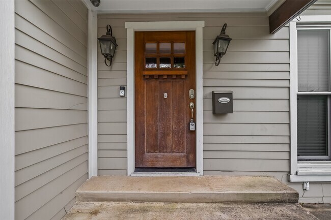 Building Photo - 717 W 30th St