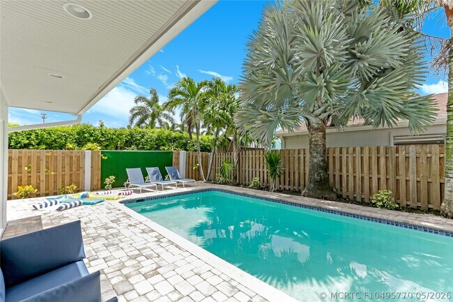Building Photo - 16643 Redwood Way