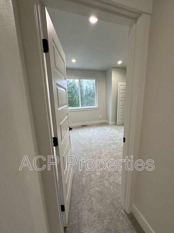 Building Photo - 8 Clematis Ln