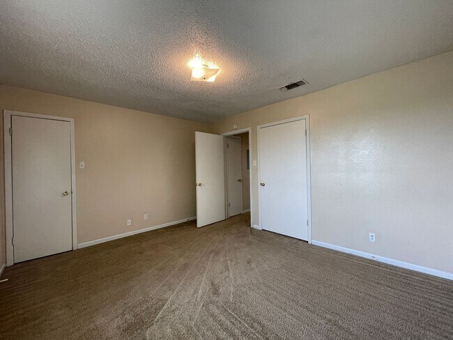 Building Photo - 1701 Cedarview Cir