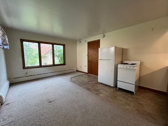 Building Photo - 1702 E 2nd St