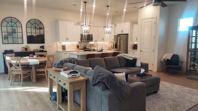 Building Photo - 290 E Markwood Dr