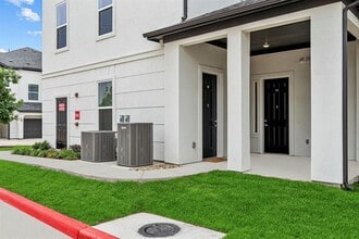 Building Photo - 1664 Hillside Terrace