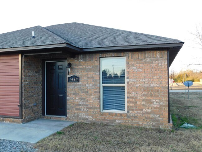 Primary Photo - 1458 N Gray St