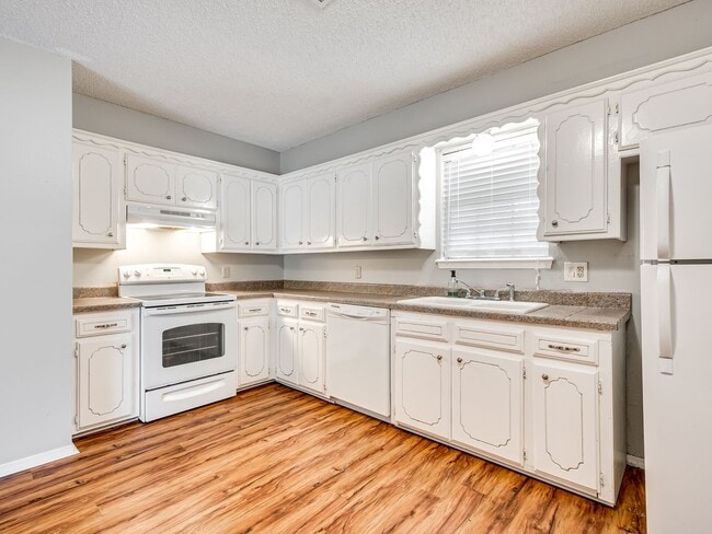 Building Photo - Cute home in Shawnee