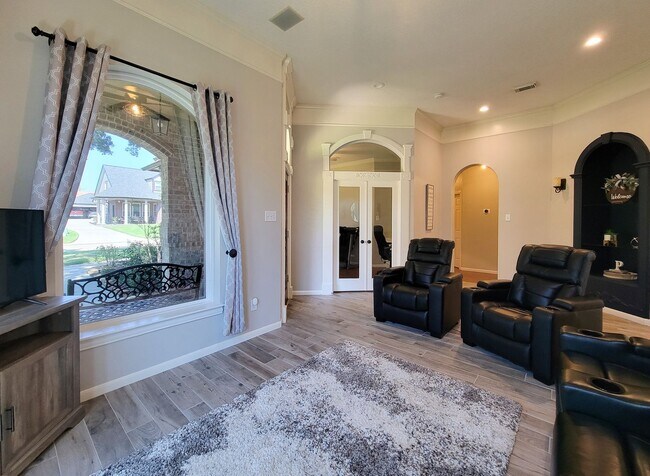 Building Photo - Beautifully designed waterfront property w...