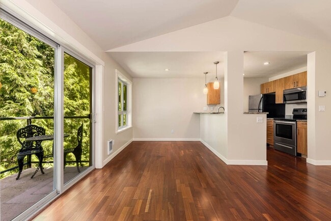 Building Photo - Updated Condo Close to Downtown Redmond and Microsoft!