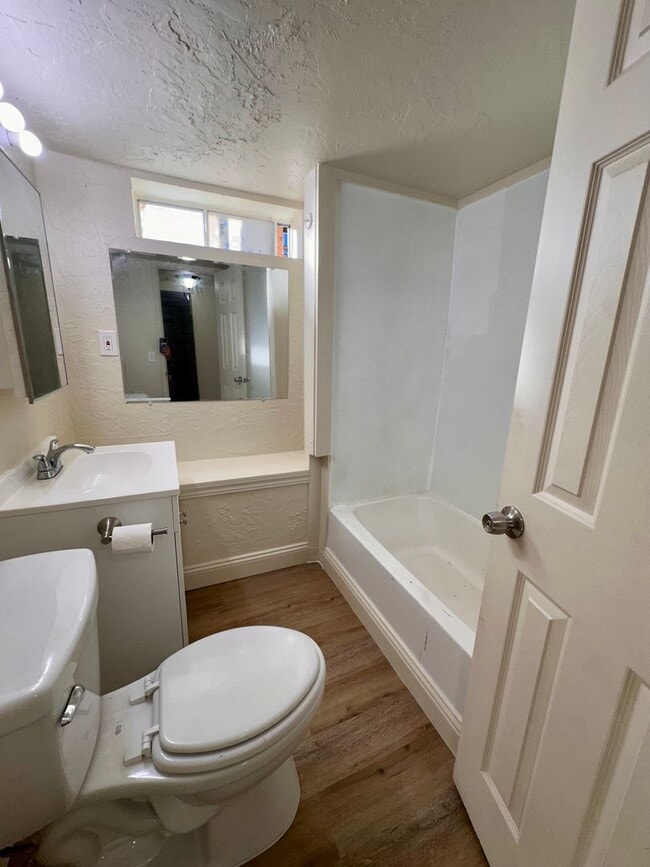 Building Photo - LARGE DOWNSTAIRS CORNER UNIT 2 BED 1 BATH