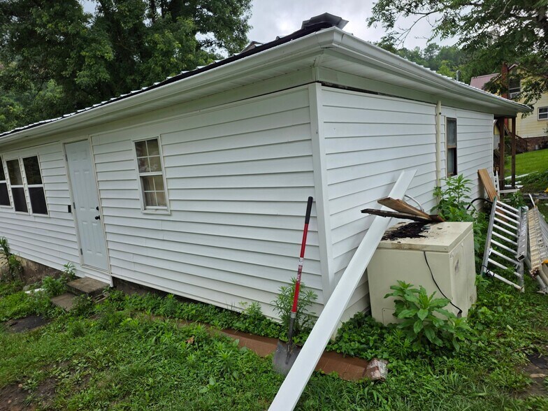 Building Photo - 320 Riverview St