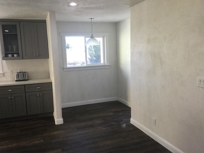 Building Photo - 305 Glenwood Rd