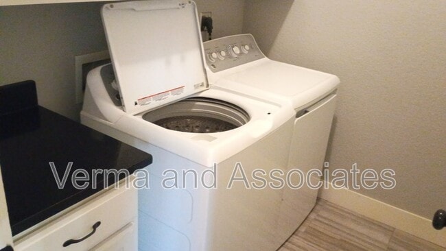 Building Photo - 1610 Sweetbriar Way