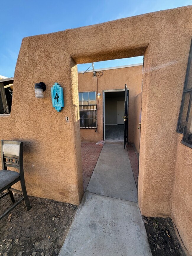 Building Photo - 912 San Pedro Dr SE