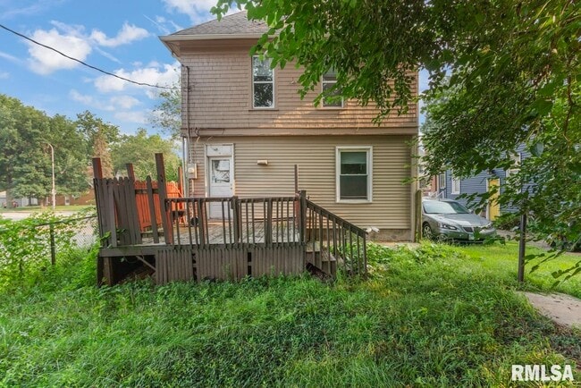 Building Photo - 1301 W Parkside Dr