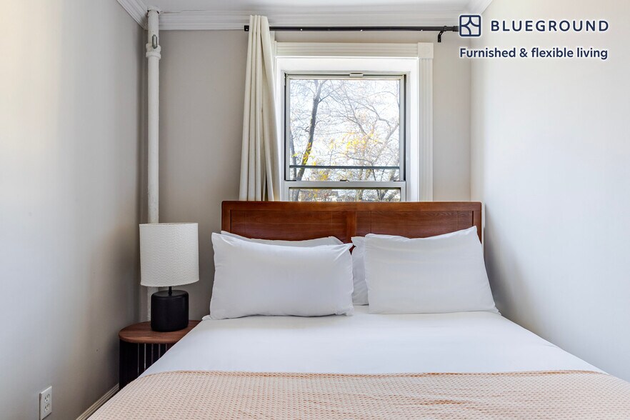 Building Photo - 562 Hudson St