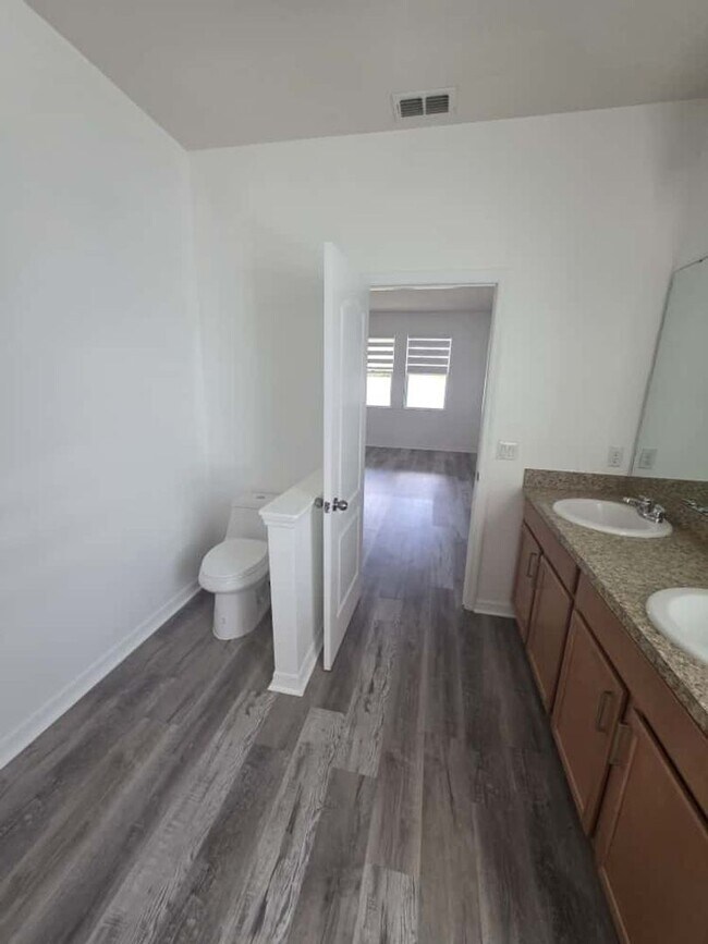 Building Photo - Beautiful house!  4/2 SINGLE FAMILY HOME