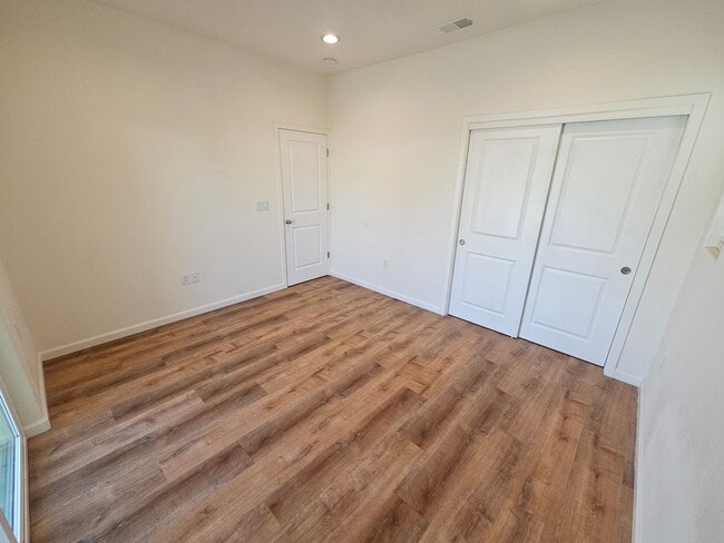 Building Photo - 3 Bedroom 2 Bathroom Duplex for Rent in Corning!
