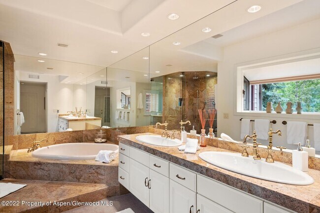 Building Photo - 504 N 8th St