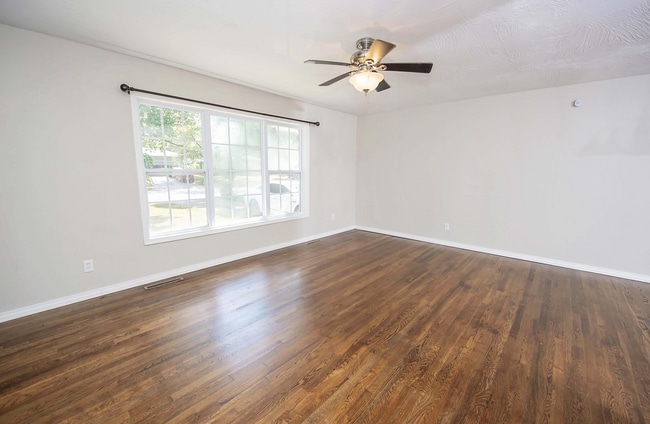 Building Photo - Privacy Fenced, 3 bed 3 bath in South Springfield (Ask about our special)