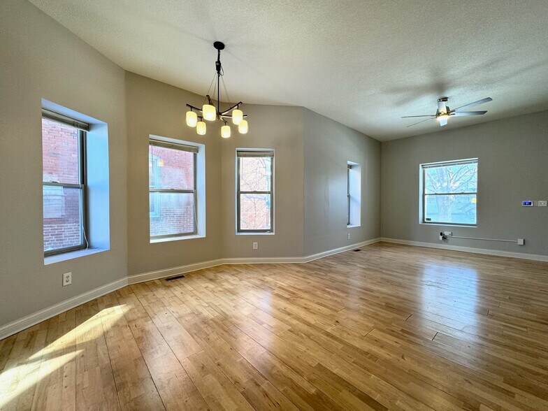 Building Photo - 812 Des Moines St