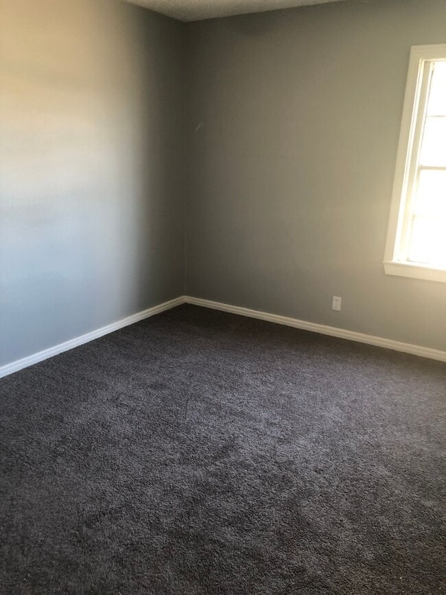 Building Photo - 1/2 off First Month Rent NICE 2 BEDROOM 1 ...