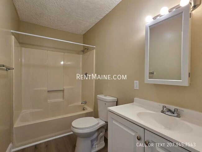 Building Photo - 8 Hillside Ln