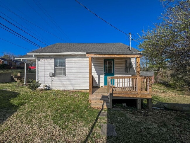 Building Photo - Move-In Specials Available! Single-Family Home Downtown Clarksville!