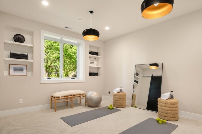 Building Photo - 7Bd/6.5Ba Bellevue Home