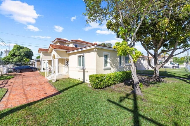 Building Photo - 3411 SW 27th St