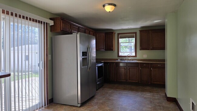 Building Photo - Large 2 bedroom Duplex- LOWER