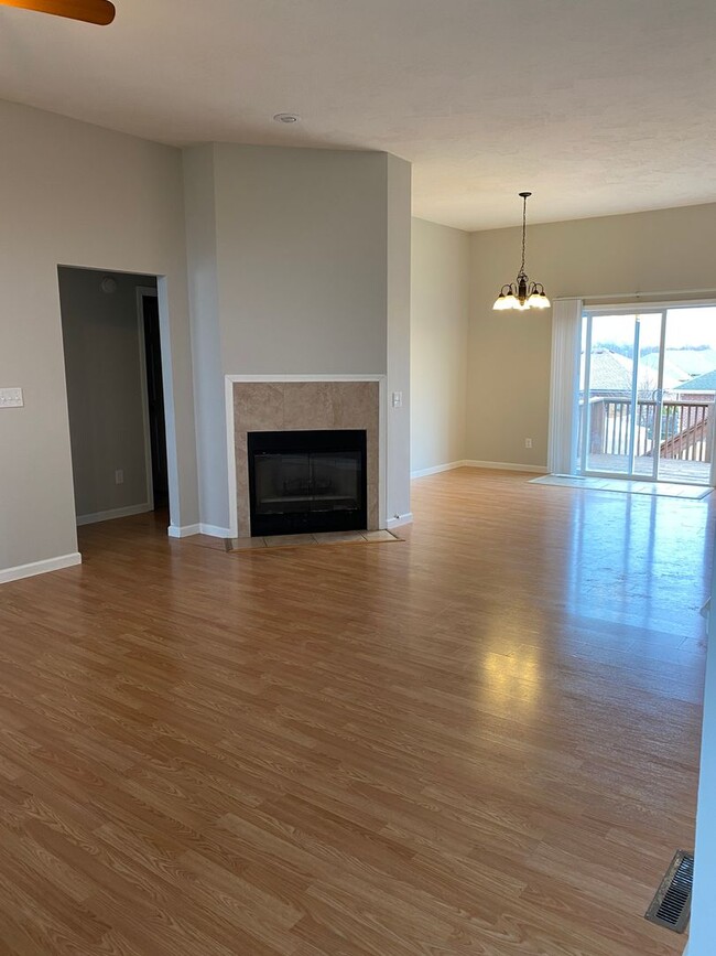 Building Photo - 5 Bedroom/3 bathroom house