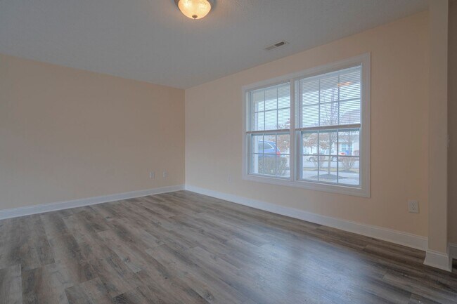 Building Photo - Oak Tree Townhome | 4 Bed, 4.5 Bath | Avai...