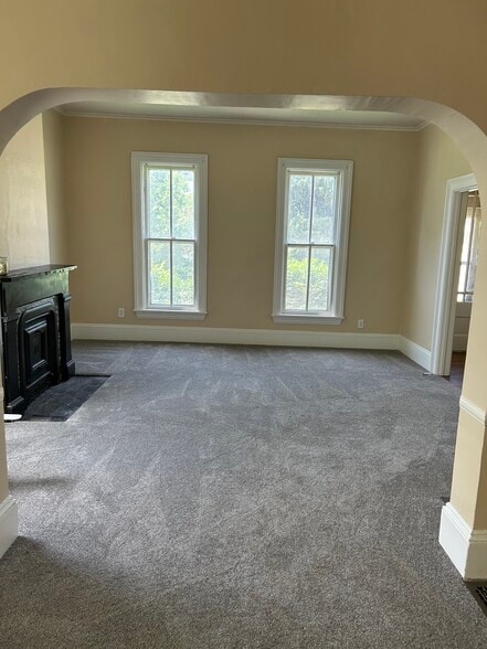 Dining room room, looking into living roomand entrance - 828 N 3rd St