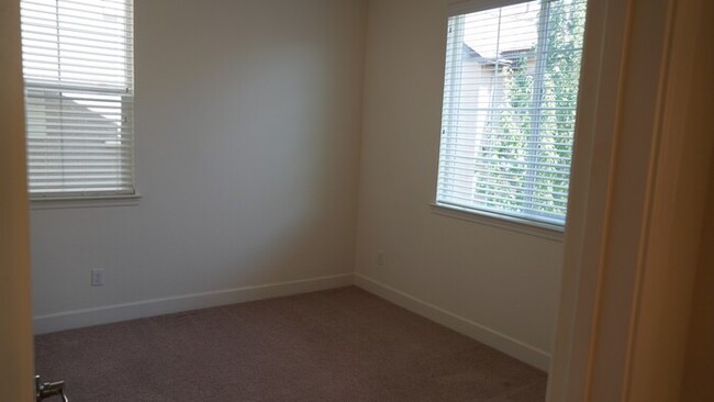 Building Photo - Beautiful 3 Bed, 2.5 Bath in Desirable Dia...