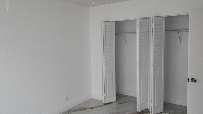 Building Photo - 1523 Lake Crystal Dr