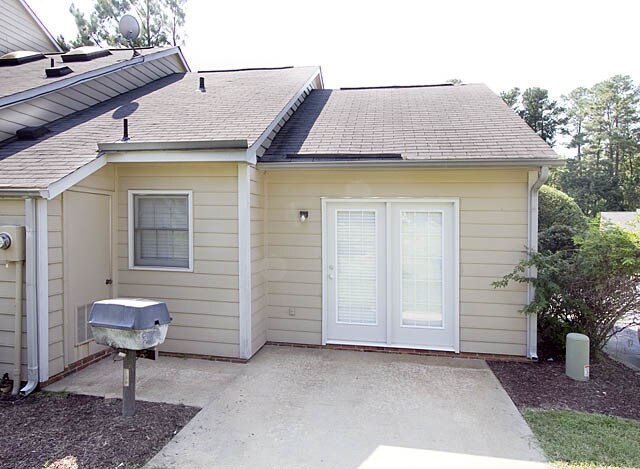 Building Photo - Cozy 1 Bed / 1 Bath End Unit Townhome In North Durham!