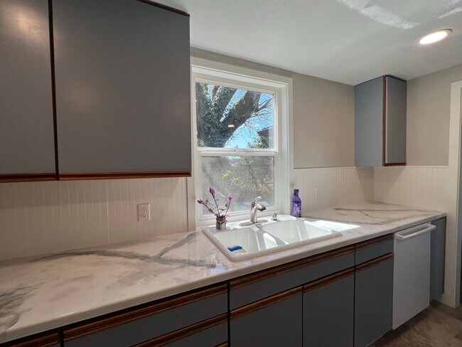 Building Photo - $500 OFF Move in Costs!!