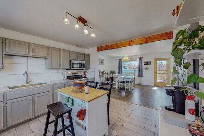 Building Photo - Charming NE Heights 3 Bedroom 2 Bath