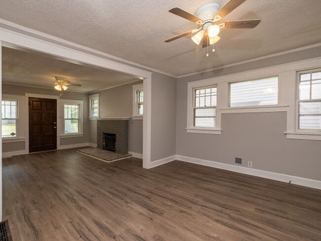 Building Photo - Newly renovated! 3 bedroom 1 bath with sin...