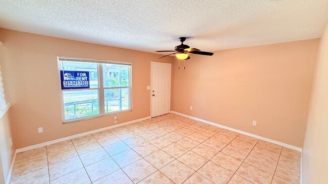 Building Photo - Cozy 2 BR / 2 BA Duplex