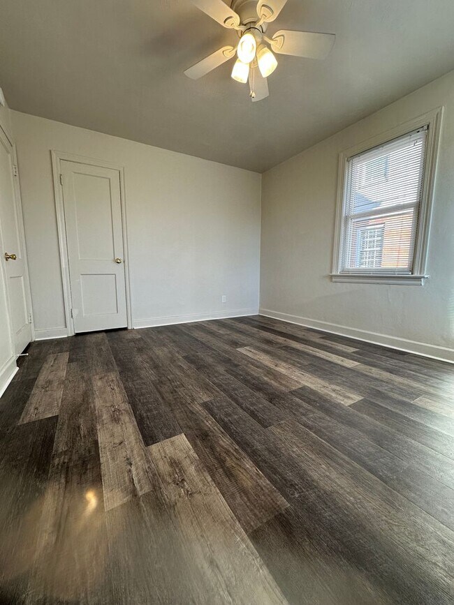 Building Photo - 1352 Little Bay Ave