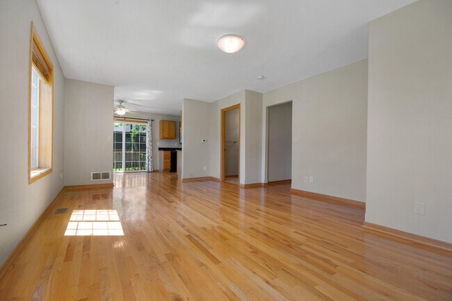 Building Photo - 218 Elmhurst Ct