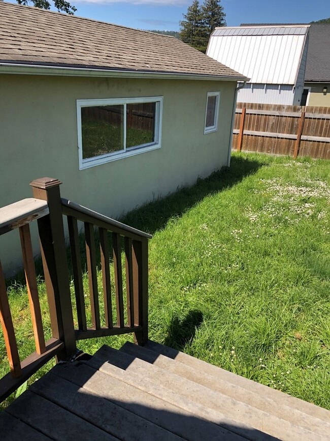 Building Photo - Cute 2 bedroom with garage