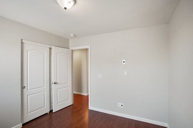 Building Photo - 4 Bedroom, 3 Den West Side Home